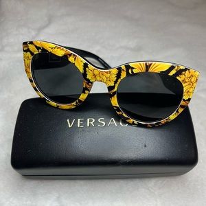 Woman’s Versace tribute collection sunglasses